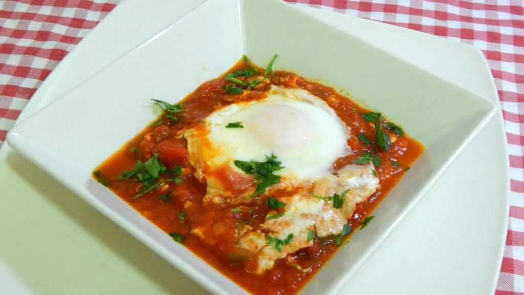 Deliciosos huevos en cazuela con tomate: receta fácil y rápida.