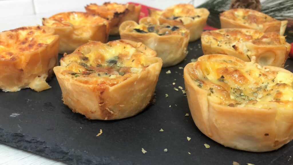 Deliciosos huevos en cocotte con espinacas y pimientos